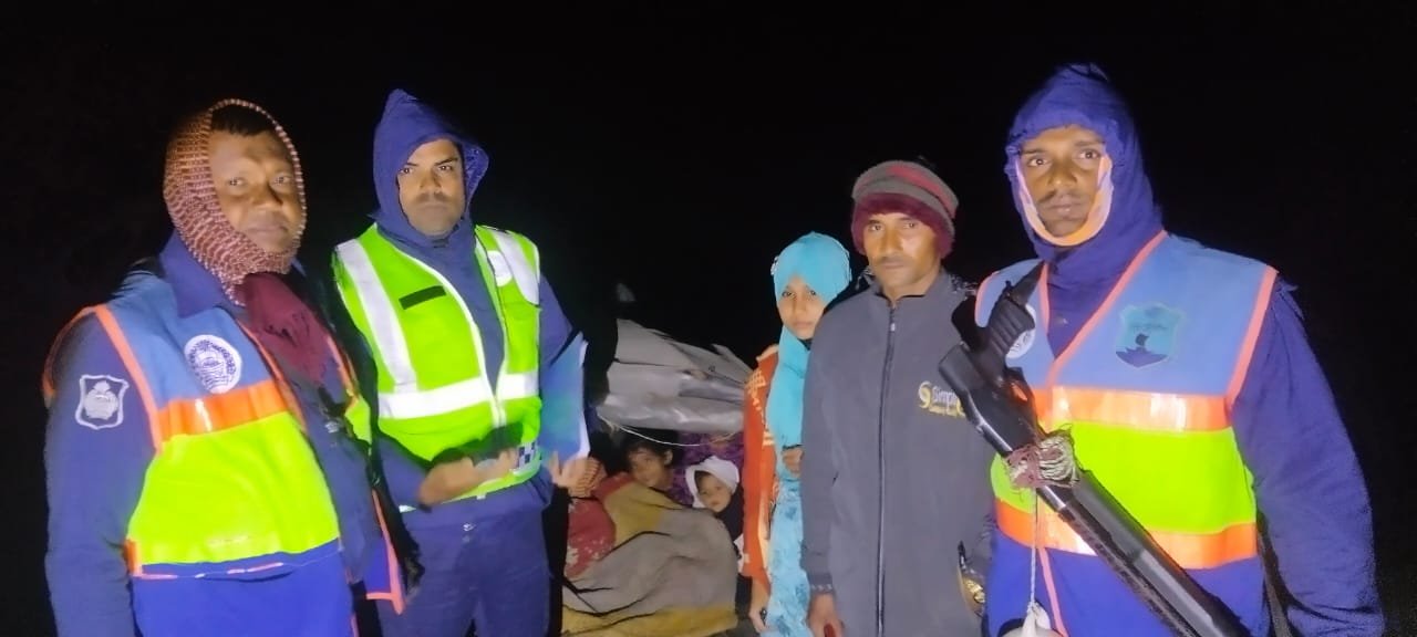 ৯৯৯ ফোন দিয়ে উদ্ধার হয়, ইঞ্জিন বিকল হয়ে নদীতে ভাসতে থাকা জেলে পরিবার