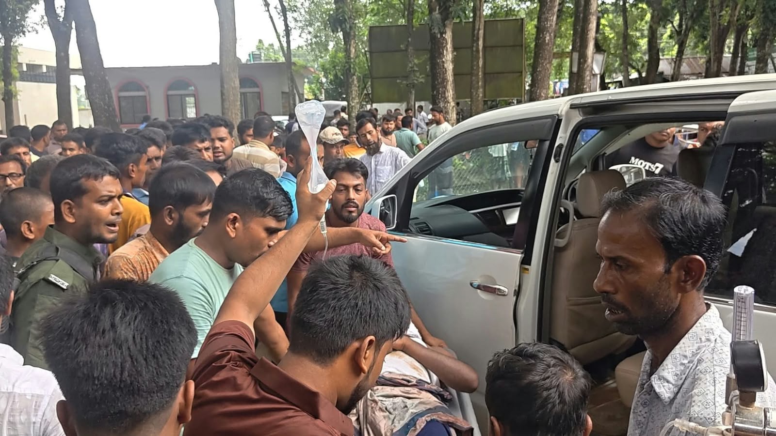 নাটোরে যাত্রীবাহী বাস ও গরুবাহী টেম্পুর সংঘর্ষে নিহত ২