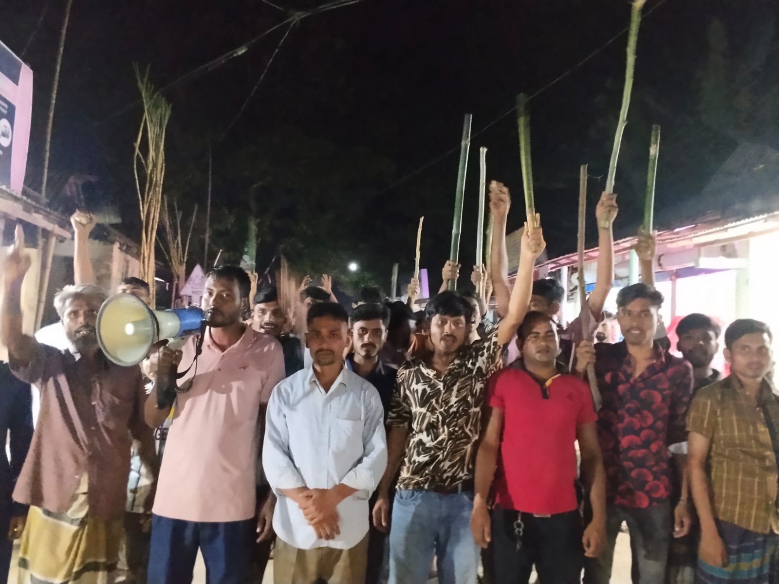 সুন্দরগঞ্জে মাদকের বিরুদ্ধে লাঠি মিছিল