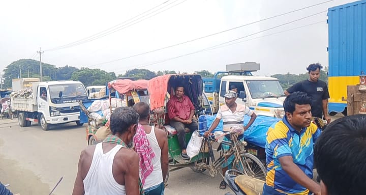 হোসেনপুরে সড়কে বেপরোয়া চাঁদাবাজি: চালককে মারধর ও চাবি ছিনতাইয়ের ঘটনায় থানায় লিখিত অভিযোগ