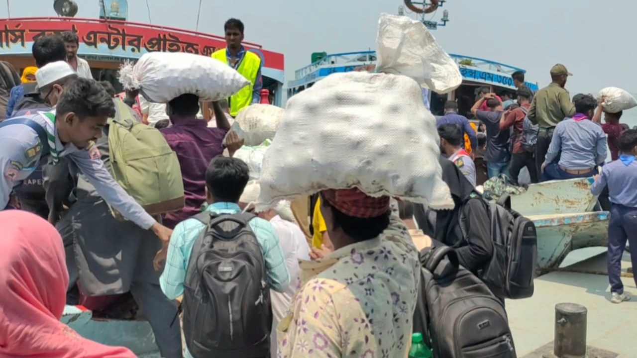দৌলতদিয়া-পাটুরিয়া নৌরুটে অতিরিক্ত যাত্রী নিয়ে লঞ্চ চলাচল, ঝুঁকিতে যাত্রীরা
