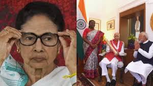 ‘রাষ্ট্রপতি দাঁড়িয়ে, আপনি বসে’, মোদিকে কটাক্ষ করে মমতা