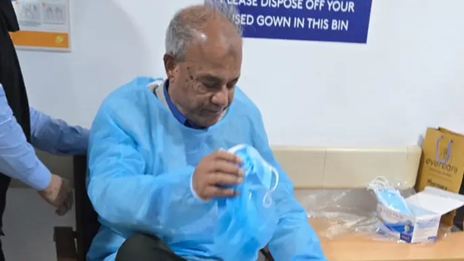 খালেদা জিয়াকে দেখতে এভারকেয়ারে স্বরাষ্ট্র উপদেষ্টা