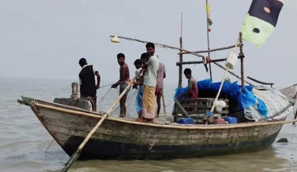 পটুয়াখালীতে নিষেধাজ্ঞা অমান্য করে ইলিশ শিকার