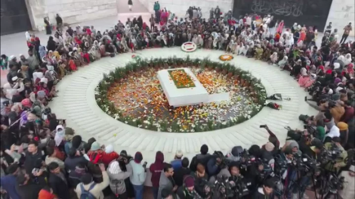 কুয়াশায় মোড়া সকালে জিয়া উদ্যানে স্মৃতির অরণ্যে নেত্রীর কবরে মানুষের স্রোত