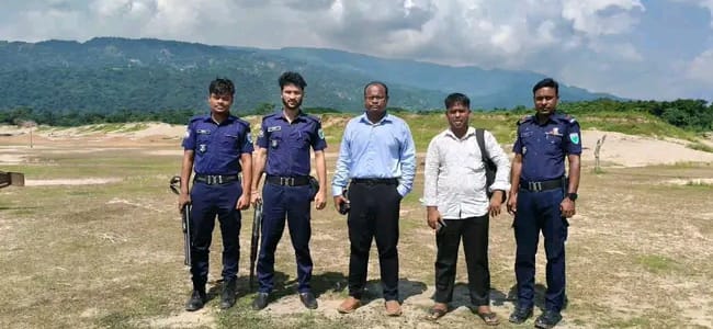 জাদুকাটা নদীতে বালু তোলায় ৬ মাসের জেল জাদুকাটা নদীতে বালু তোলায় ৬ মাসের জেল