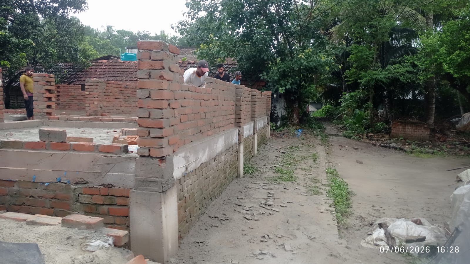 সরকারী আদেশ উপেক্ষা করে কলারোয়ার ধানদিয়ায় রাস্তার উপর পাকা ঘর নির্মাণের অভিযোগ