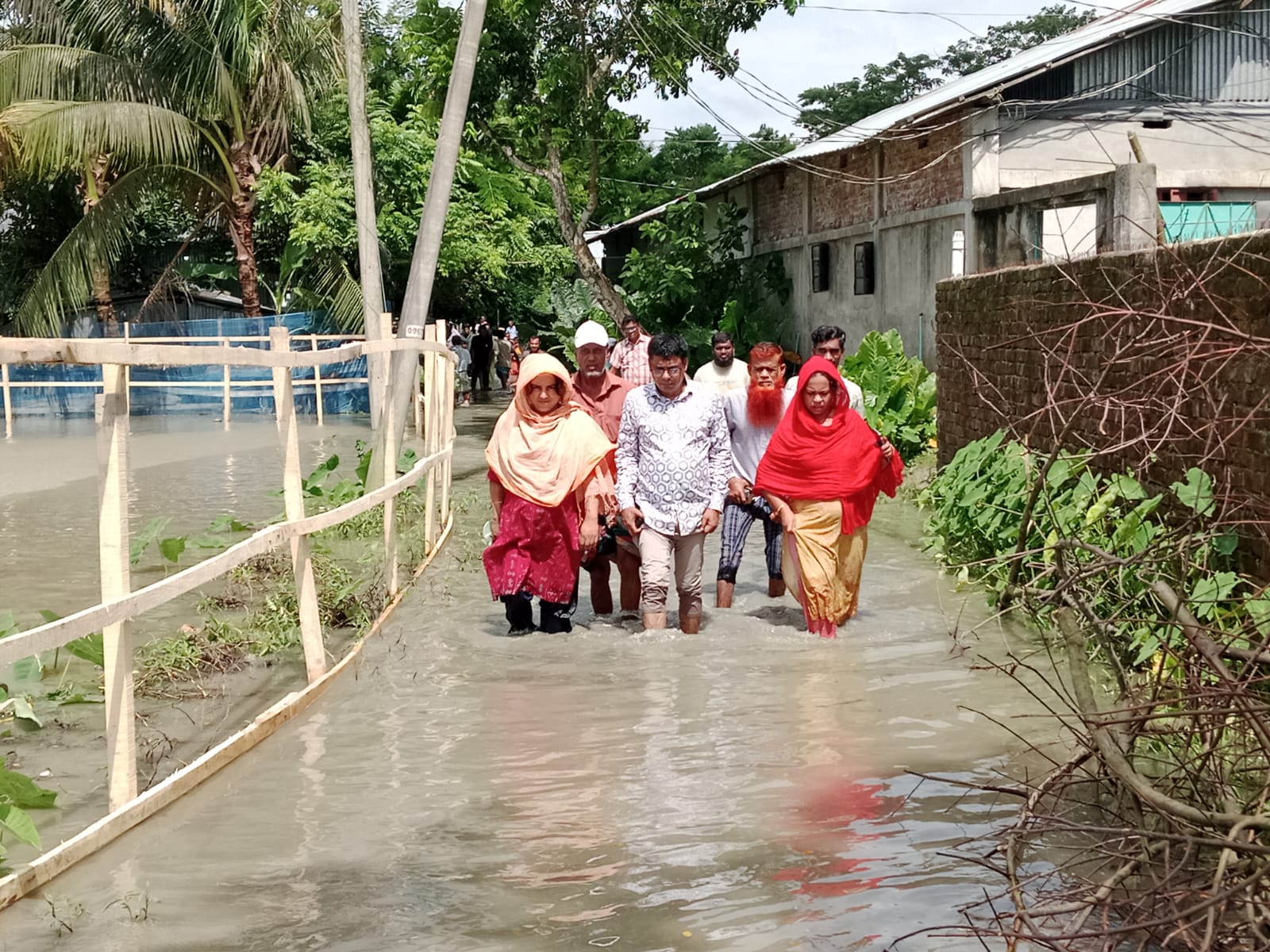 গলাচিপা পৌরসভার পানিবন্দী মানুষের খোঁজখবর নিলেন ইখতিয়ার রহমান কবির