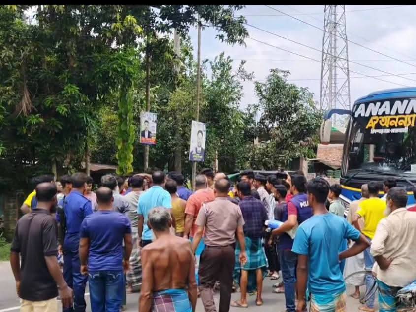পাকুন্দিয়ায় অনন্যা পরিবহনের দাপট: পাম্পের সামনে ফের সড়ক দুর্ঘটনা, ক্ষুব্ধ এলাকাবাসী পাকুন্দিয়ায় অনন্যা পরিবহনের দাপট: পাম্পের সামনে ফের সড়ক দুর্ঘটনা, ক্ষুব্ধ এলাকাবাসী