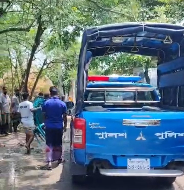 হালতির বিলে ঝড়ের তাণ্ডব: বাবা বাঁচলেও প্রাণ গেল ছেলের