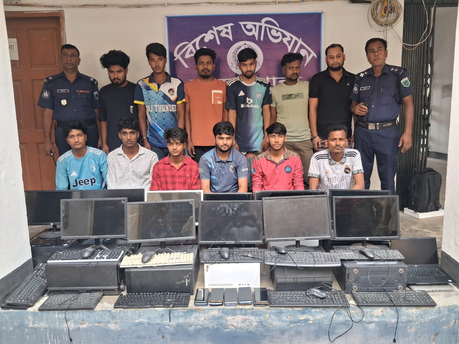নওগাঁর মান্দায় অনলাইন জুয়ার বিরুদ্ধে পুলিশের সাঁড়াশি অভিযান
