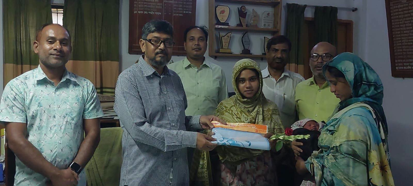 সকালে মা, দুপুরে এইচএসসি পরীক্ষার্থী সৈয়দপুরে সন্তান জন্মের কয়েক ঘণ্টা পরই  এইচএসসি পরীক্ষার কেন্দ্রে উপস্থিত নবজাতক সন্তানের জননী উম্মি