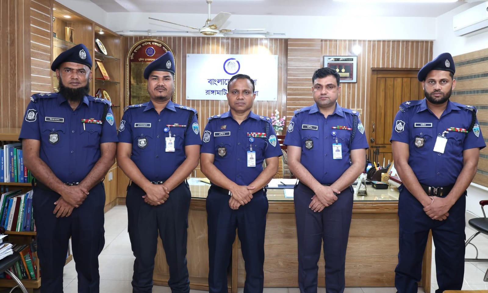 রাঙ্গামাটিতে পদোন্নতিপ্রাপ্ত পুলিশ সদস্যদের র‍্যাংক ব্যাজ পরিয়ে দিলেন পুলিশ সুপার
