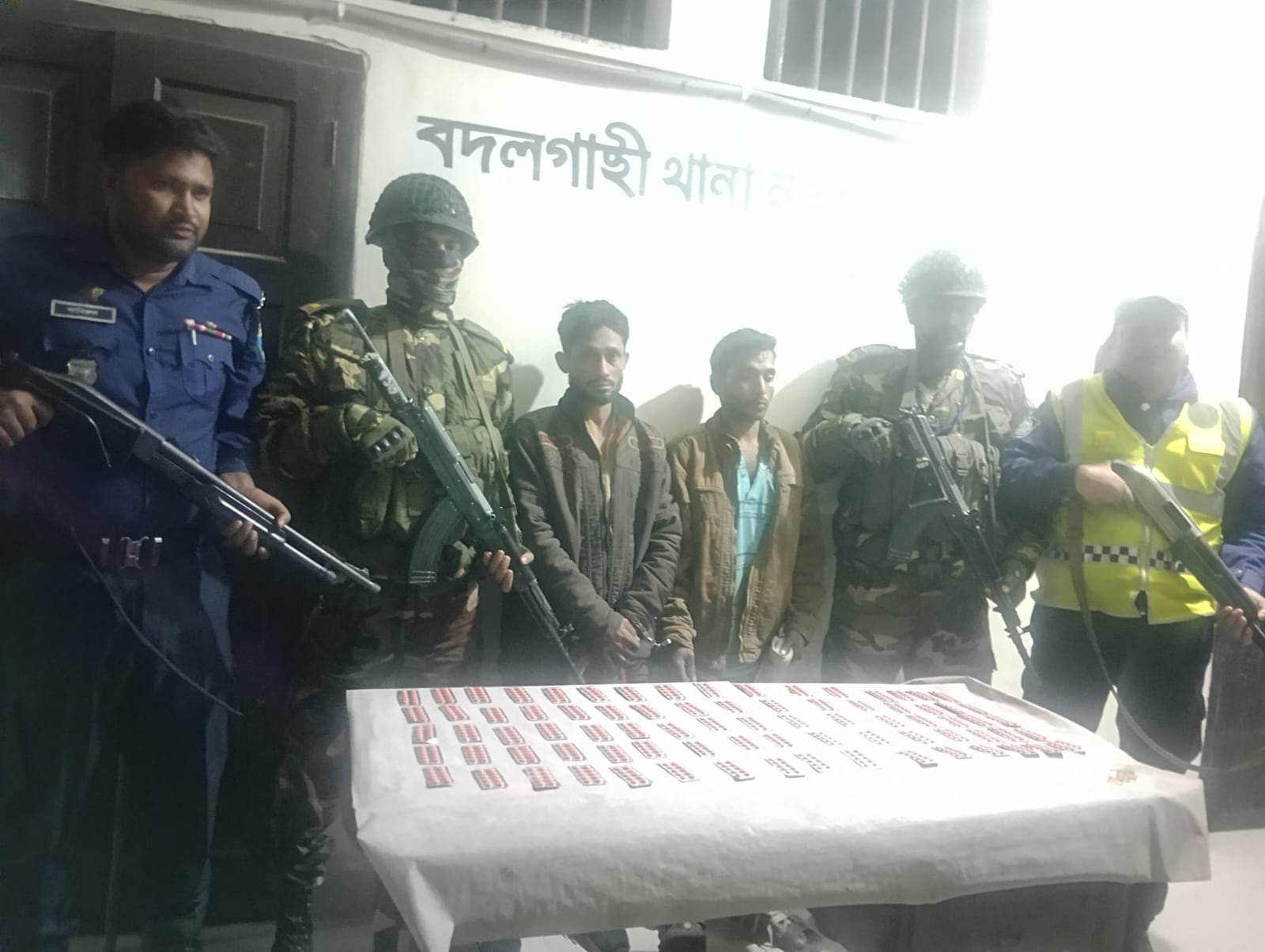 নওগাঁর বদলগাছিতে যৌথ বাহিনীর চেকপোস্টে ৮০০ পিস ট্যাপেন্টাডলসহ দুই মাদক কারবারি গ্রেফতার