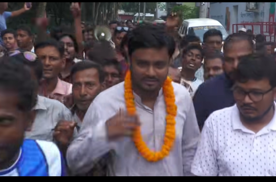 কারামুক্ত গোমস্তাপুর ইউনিয়ন বিএনপি সভাপতি রাইহান, জেলগেটে নেতাকর্মীদের ঢল