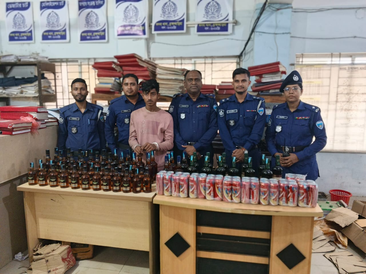 অটোরিকশা থেকে বিপুল পরিমাণ মদ ও বিয়ার উদ্ধার, গ্রেফতার ১