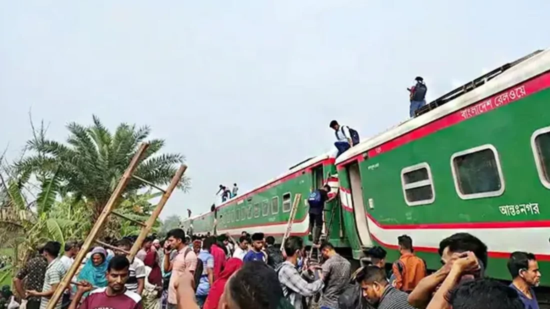 বগুড়ায় ট্রেন লাইনচ্যুত, উত্তরবঙ্গের সঙ্গে ঢাকার রেল যোগাযোগ বন্ধ