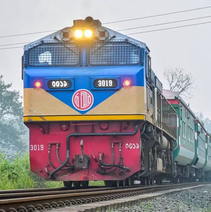 কসবায় ‘সোনার বাংলা এক্সপ্রেস’ এর ইঞ্জিন বিকল, তীব্র গরমে ভোগান্তিতে যাত্রীরা