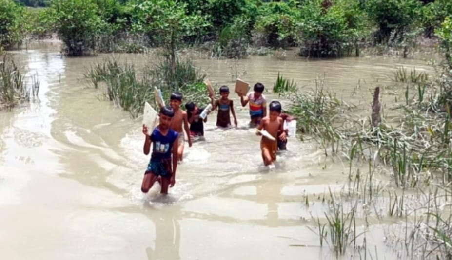 পাঁচ খাল সাঁতরে স্কুলে যায় শিক্ষার্থীরা পাঁচ খাল সাঁতরে স্কুলে যায় শিক্ষার্থীরা
