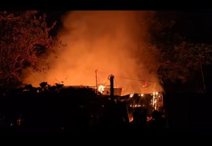 শ্রীপুরে ভয়াবহ অগ্নিকাণ্ড দুই ভাইয়ের বসতবাড়ির আটটি কক্ষ পুড়ে ছাই