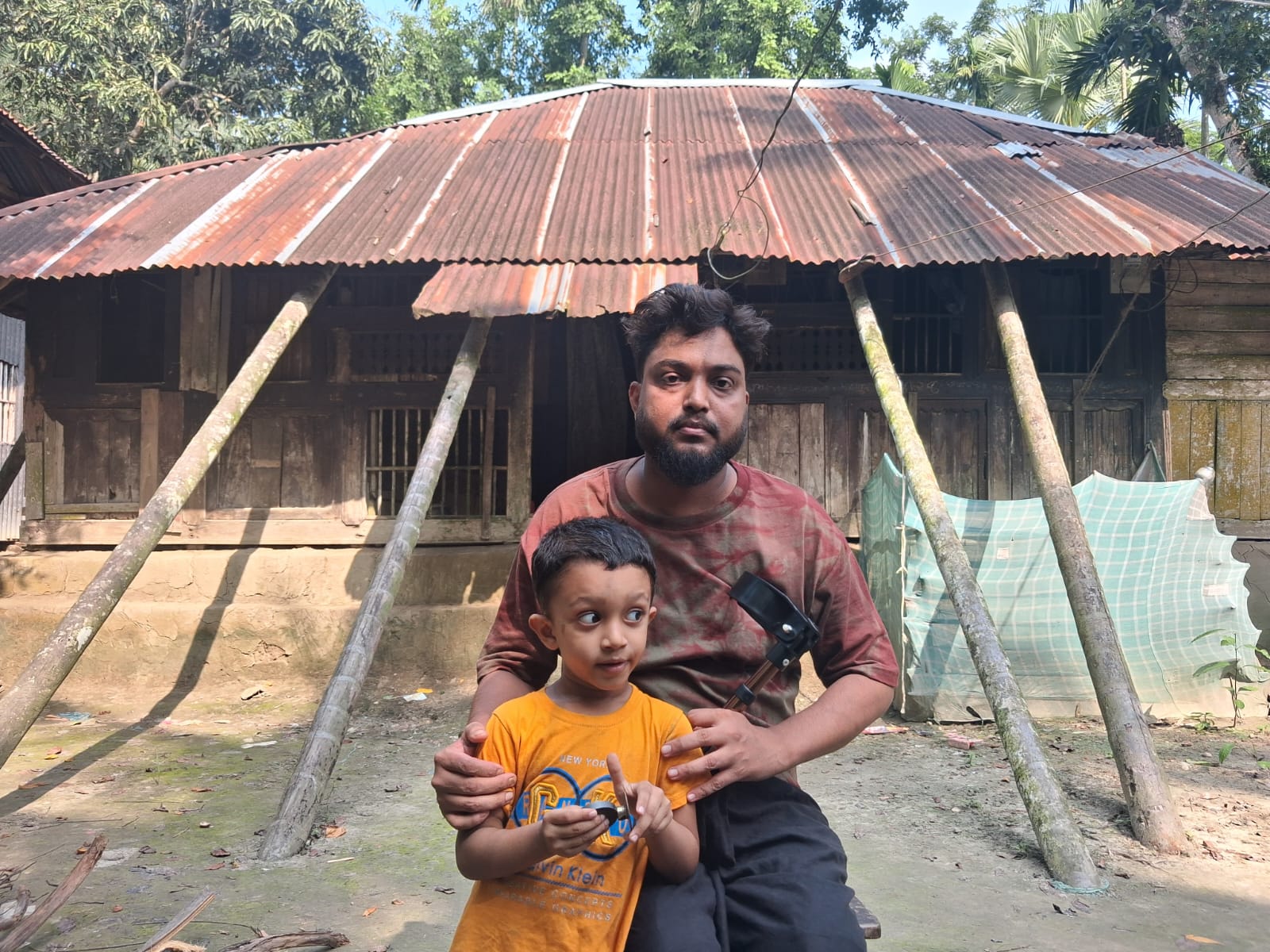 পিরোজপুরে দুই হিপ নষ্ট হয়ে শয্যাশায়ী আনোয়ার