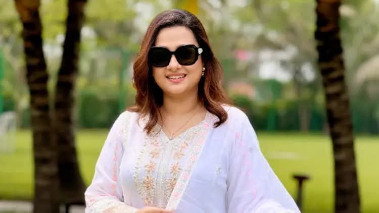 পারমিশন ছাড়াই চিমটি দিয়েছে : পূর্ণিমা