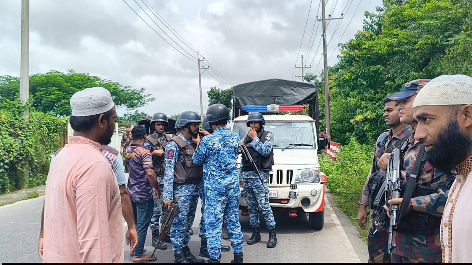 টেকনাফে চলন্ত বাস থামিয়ে ডাকাতি ,বিকাশের ৫৭ লাখ টাকা ছিনতাই, গুলিবিদ্ধ এক টেকনাফে চলন্ত বাস থামিয়ে ডাকাতি ,বিকাশের ৫৭ লাখ টাকা ছিনতাই, গুলিবিদ্ধ এক
