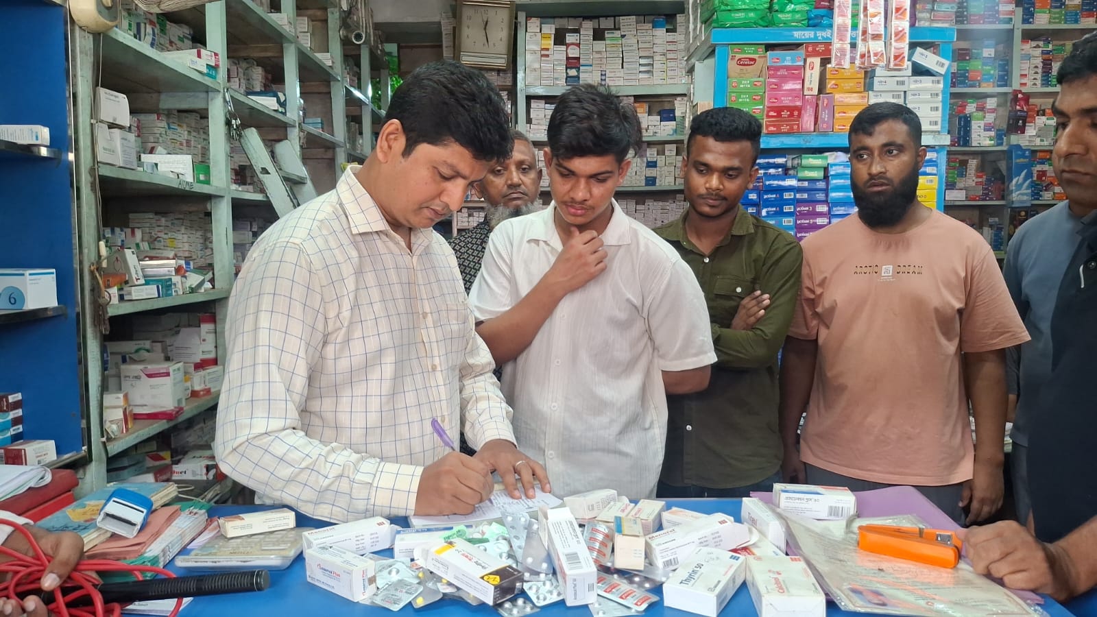 মাগুরায় ভোক্তা অধিকার অধিদপ্তরের অভিযান, আবালপুর ড্রাগ হাউসকে ২০ হাজার টাকা জরিমানা