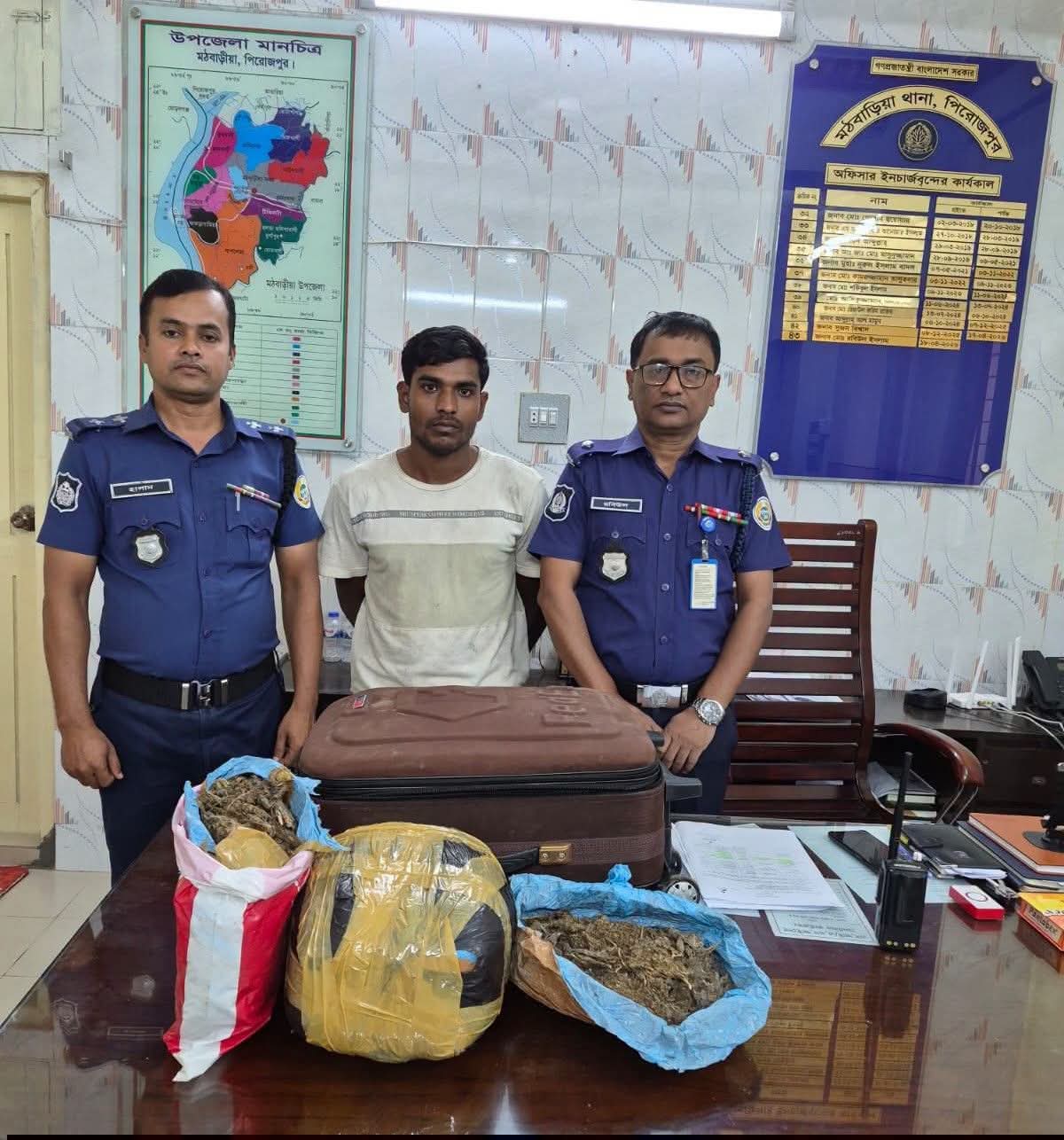 মঠবাড়িয়ায় ৪ কেজি গাঁজাসহ গ্রেপ্তার ১