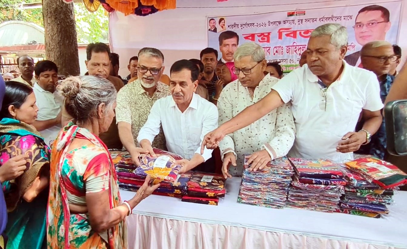 দুর্গোৎসবের আনন্দ ভাগাভাগি, নওগাঁয় ১১০০ সনাতন ধর্মাবলম্বীকে বস্ত্র দিলেন সাংসদ ধলু