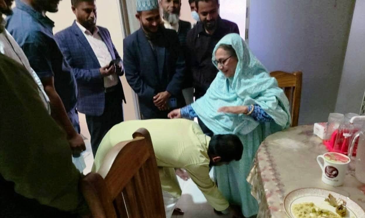 পটুয়াখালী-৩ প্রতিদ্বন্দ্বী হাসান মামুনের মায়ের কাছে দোয়া চাইলেন নুর