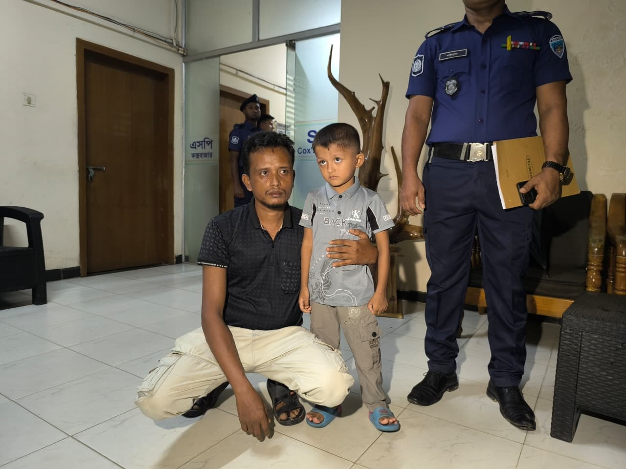 কক্সবাজারের উখিয়ায় রোহিঙ্গা ক্যাম্প থেকে অপহৃত রোহিঙ্গা শিশু উদ্ধার, অপহরণ চক্রের মূল হোতা মো. জাকারিয়া গ্রেফতার। কক্সবাজারের উখিয়ায় রোহিঙ্গা ক্যাম্প থেকে অপহৃত রোহিঙ্গা শিশু উদ্ধার, অপহরণ চক্রের মূল হোতা মো. জাকারিয়া গ্রেফতার।