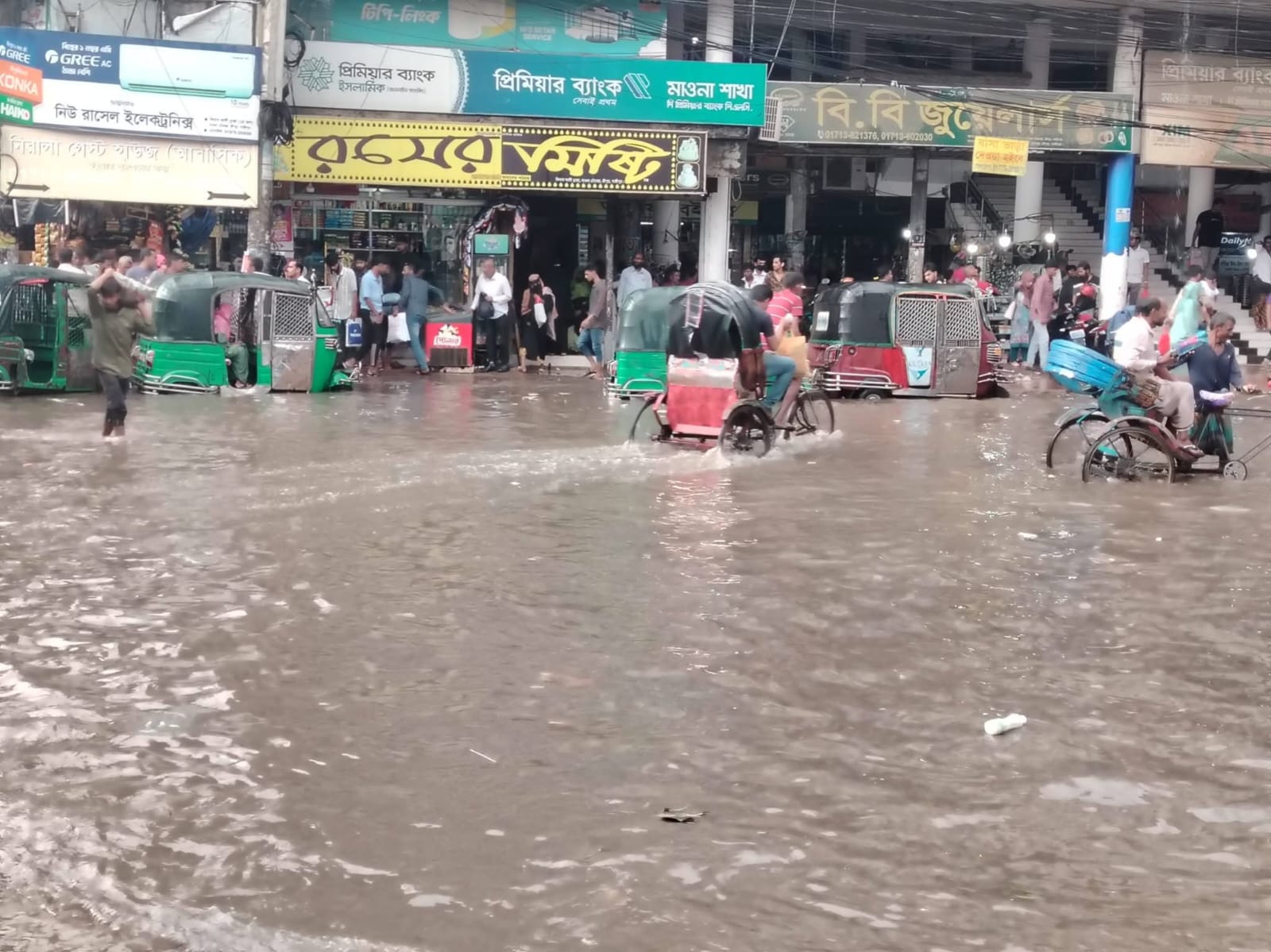 শিল্পাঞ্চলের প্রাণকেন্দ্রে জলাবদ্ধতা,পথচারী-শ্রমিকদের ভোগান্তি