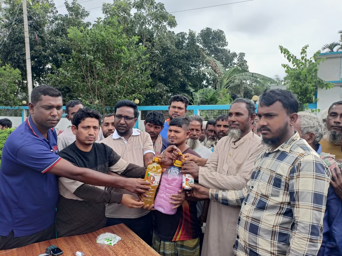 সুন্দরগঞ্জে ক্ষুদ্র খামারিদের জন্য শিল্পপতি আনিছের ব্যতিক্রমী উদ্যোগ, প্রত্যেককে ৩৩'শ টাকার উপকরণ প্রদান