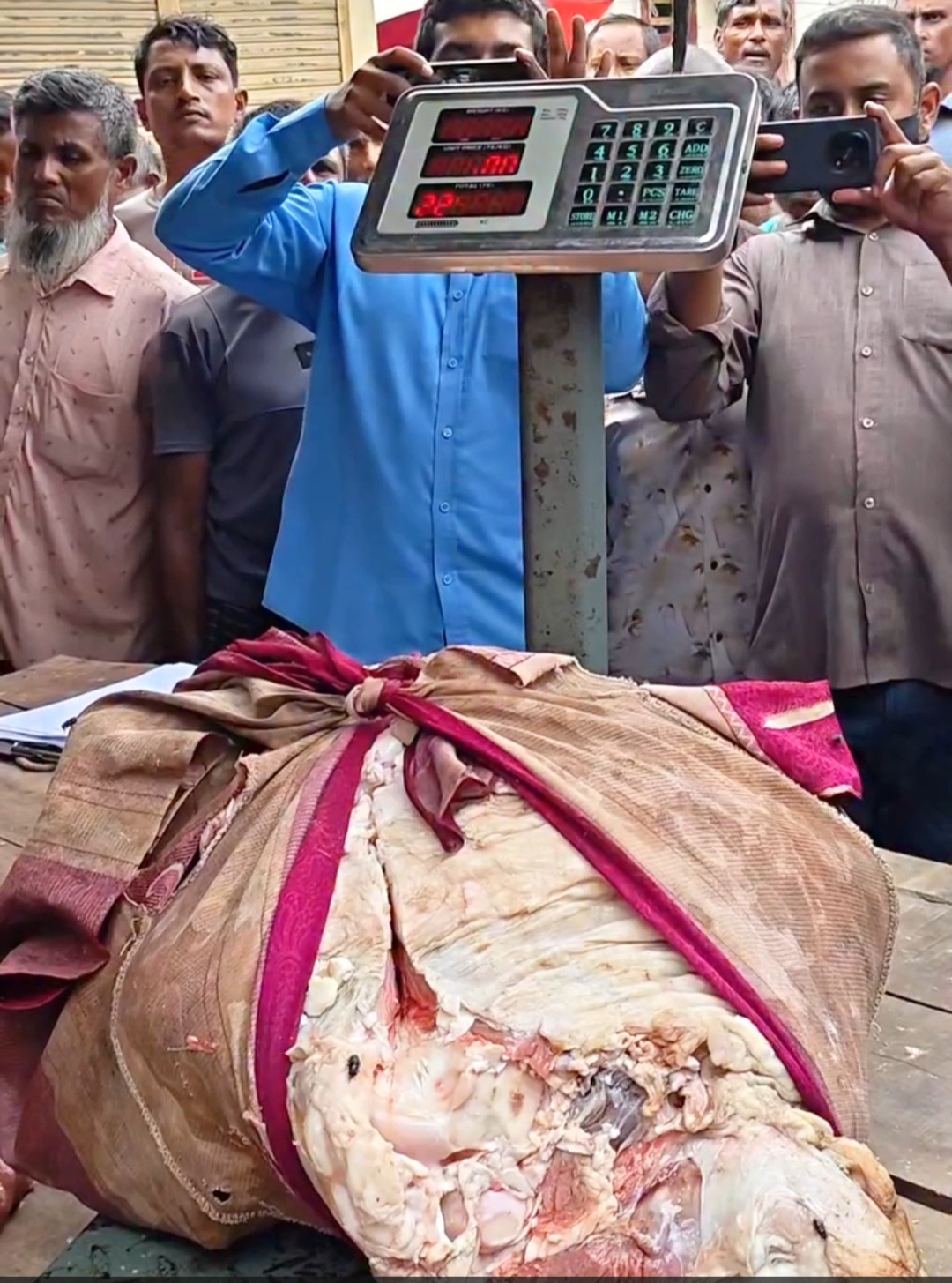 রাজারহাটে ৩৮ কেজি পঁচা মহিষের মাংস জব্দ, বিক্রেতা পলাতক