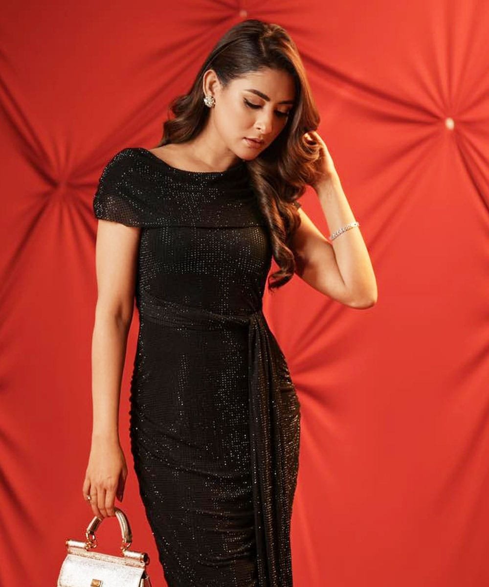 এওয়ার্ড নাইটে সবার নজর কাড়লেন অভিনেত্রী মেহজাবিন