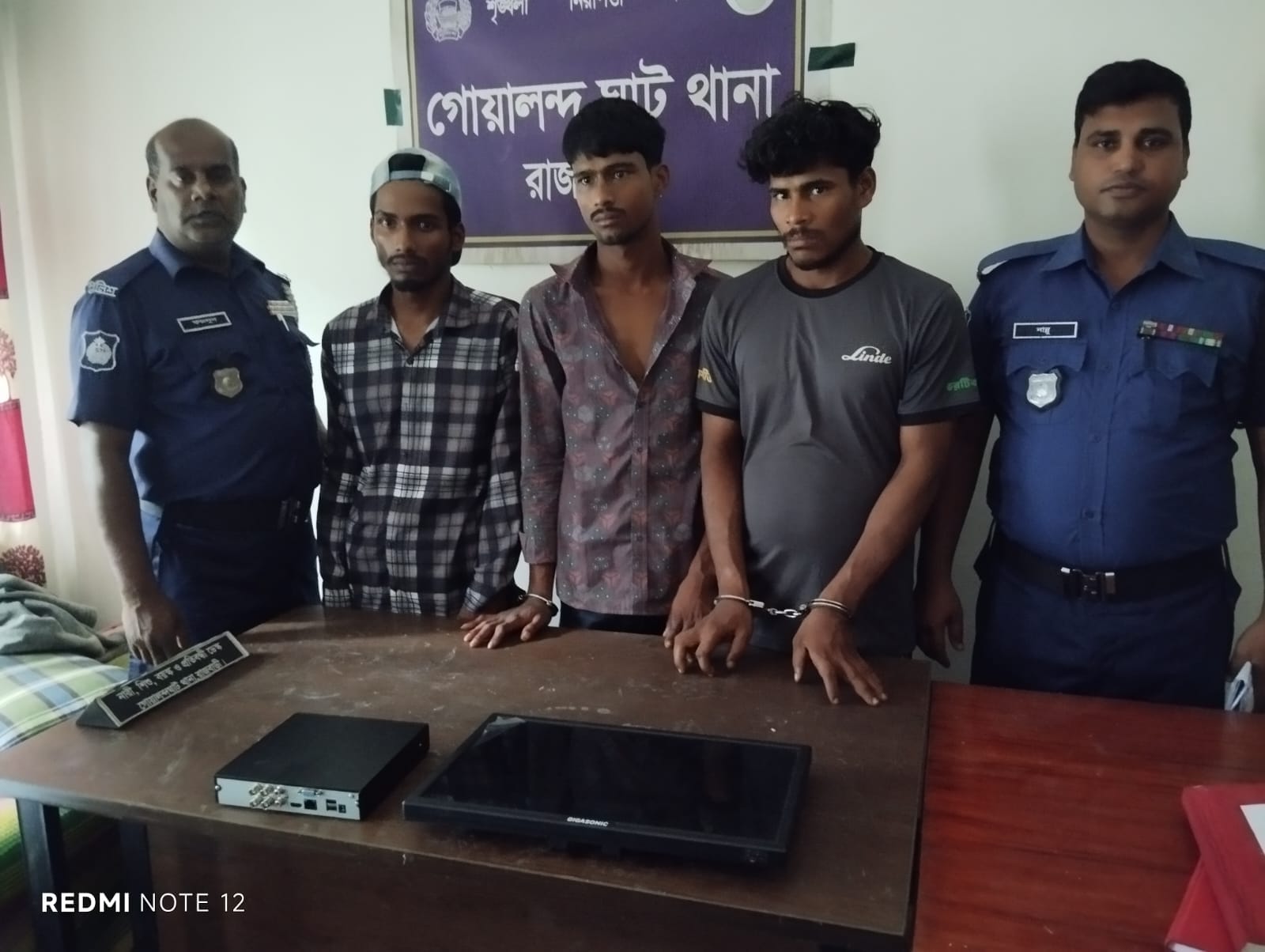 দৌলতদিয়া ভূমি অফিসে চুরি হওয়া কম্পিউটারের মনিটর সহ ৩ জন গ্রেপ্তার