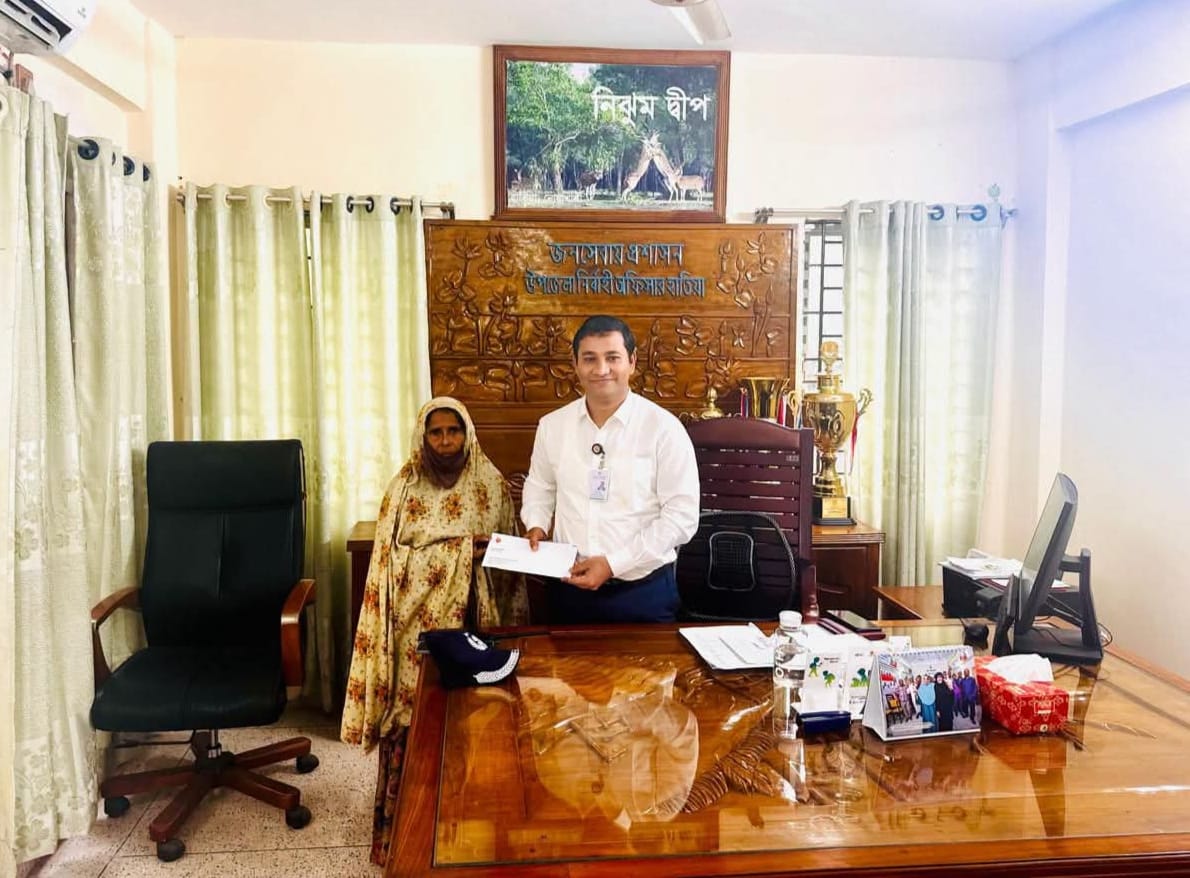 বিধবা ভাতার টাকা নিয়ে প্রতারণা, অসহায় বৃদ্ধার পাশে দাঁড়ালেন ইউএনও