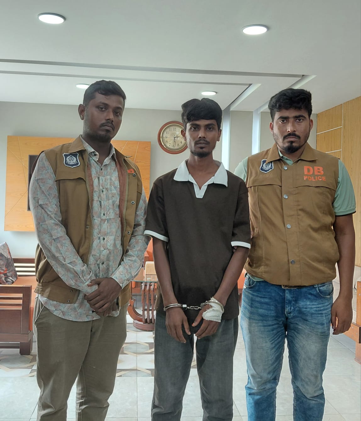 নওগাঁয় ডিবির অভিযানে নারী হত্যা মামলার আসামি আটক