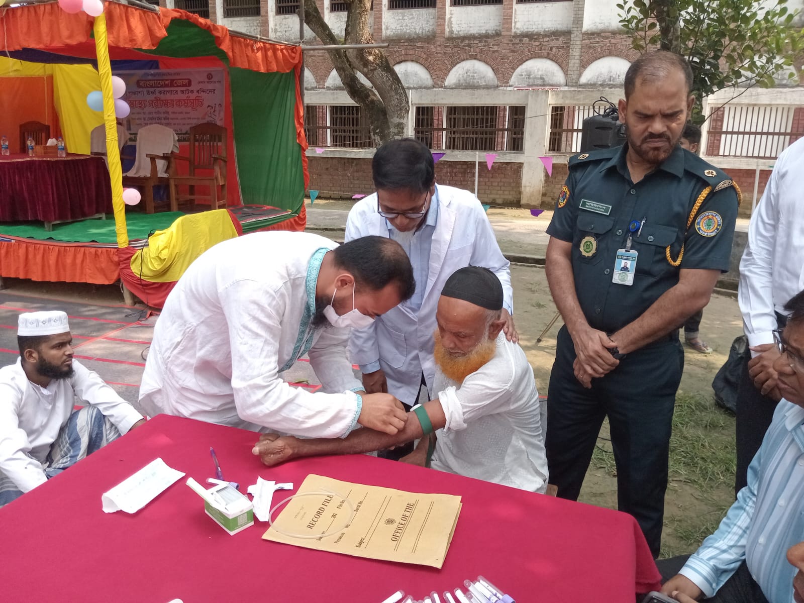 মাগুরা জেলা কারাগারে ধারণক্ষমতার দ্বিগুণ বন্দি, তবুও বয়স্কদের স্বাস্থ্যসেবায় ব্যতিক্রমী উদ্যোগ