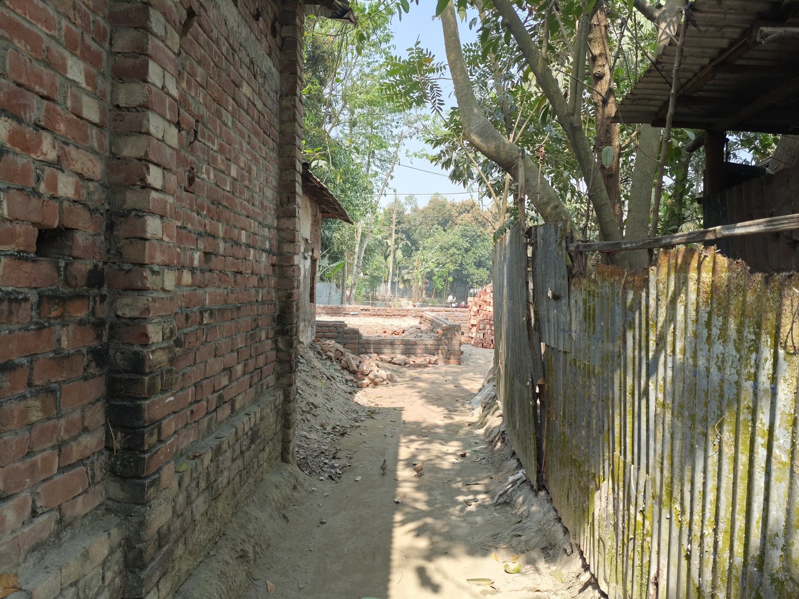 সুন্দরগঞ্জে যাতায়াতের রাস্তা বন্ধ করে ঘর নির্মাণের অভিযোগ