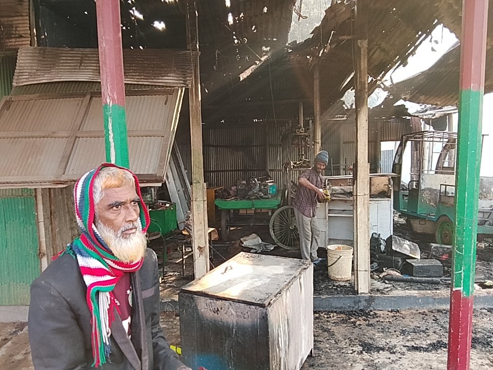 শ্রীপুরে ঝুটের গোডাউন ও ভাঙারী দোকানে অগ্নিকাণ্ড, প্রায় ৫ লাখ টাকার ক্ষতি