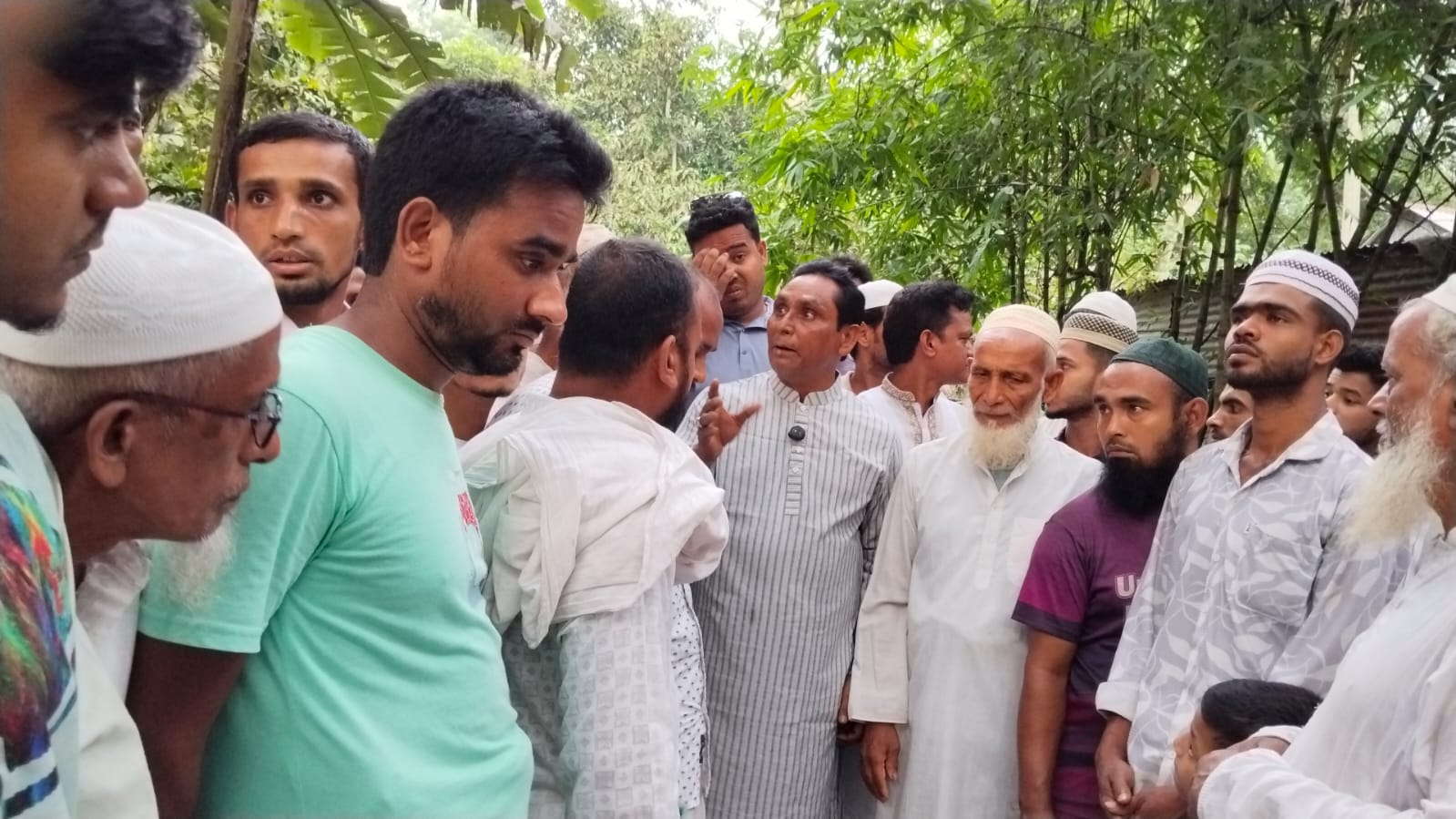 মেঘুল্লা বাস-অটোভ্যান দুর্ঘটনায় নিহতদের পরিবারকে এমপি আলীমের আর্থিক সহায়তা