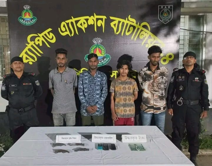 সাভারে পেশাদার ৪ ছিনতাইকারী আটক