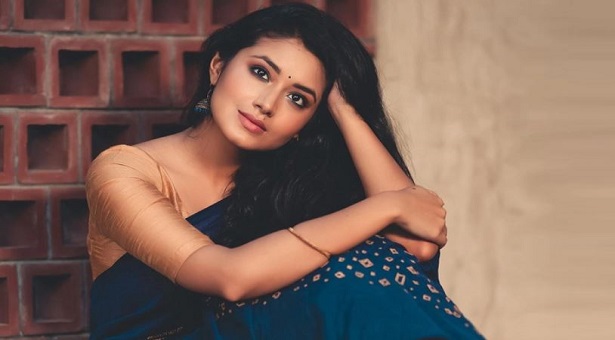 তাসনিয়া ফারিনের জন্মদিন আজ।