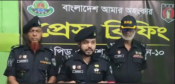 রাজবাড়ীতে র‌্যাবের অভিযানে ৫ আগ্নেয়াস্ত্রসহ ৫ অস্ত্রধারী গ্রেপ্তার