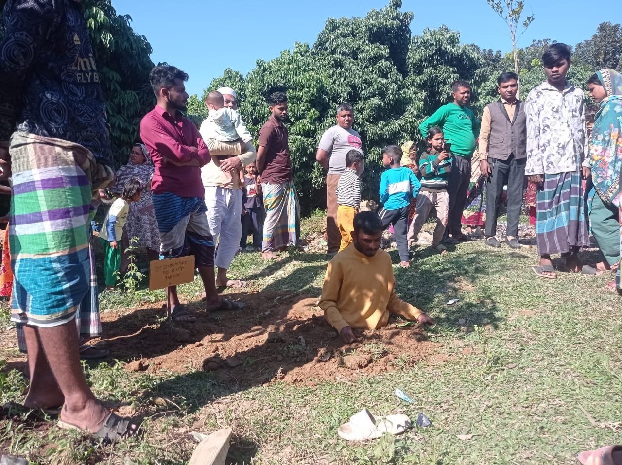 মাদকাসক্ত ছেলের নির্যাতনে অতিষ্ঠ হয়ে দৃষ্টান্তমূলক শাস্তি, মাটিতে পুঁতে রাখল এলাকাবাসী