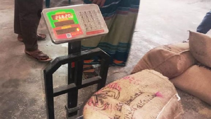 সুন্দরগঞ্জের বন্যাদুর্গতদের ত্রাণে ওজনে কম দেওয়ার অভিযোগ।