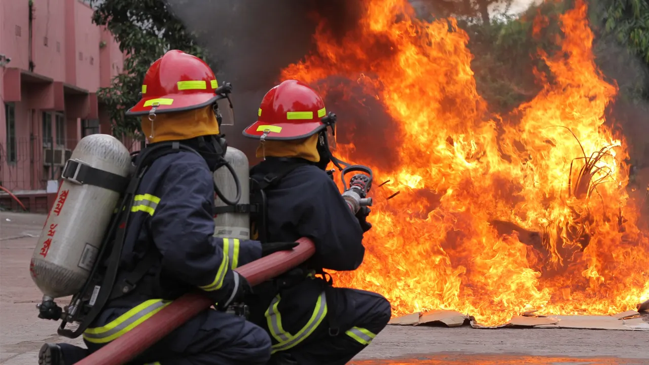 রাজধানীর জিগাতলায় আবাসিক ভবনে আগুন