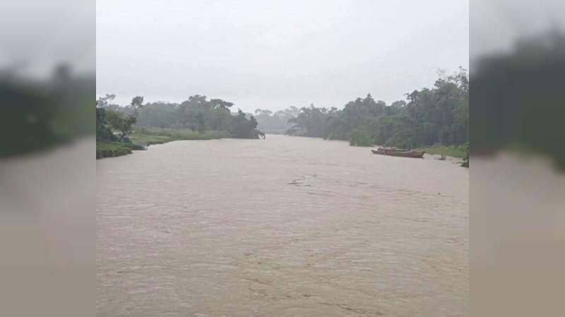 অতিবৃষ্টির পানির চাপে শালিখার গোবরা গ্রামের খালের ব্রিজ ধসে পড়েছে, দুর্ভোগে এলাকাবাসী